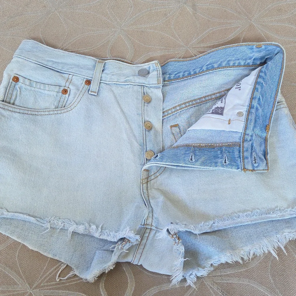 NWOT, Levi's Daisy 501 Cut-off Shorts!